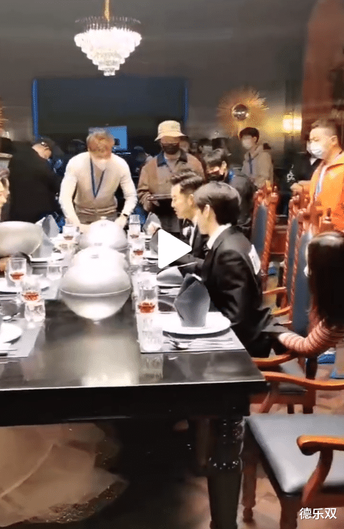 『蔡徐坤』蔡徐坤录跑男，谁注意他身后“女生”在干嘛，我没看错吧？