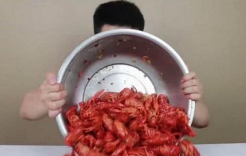 【小龙虾】10斤小龙虾能剥多少肉？网友花1小时剥虾，看到这个结果悲剧了！