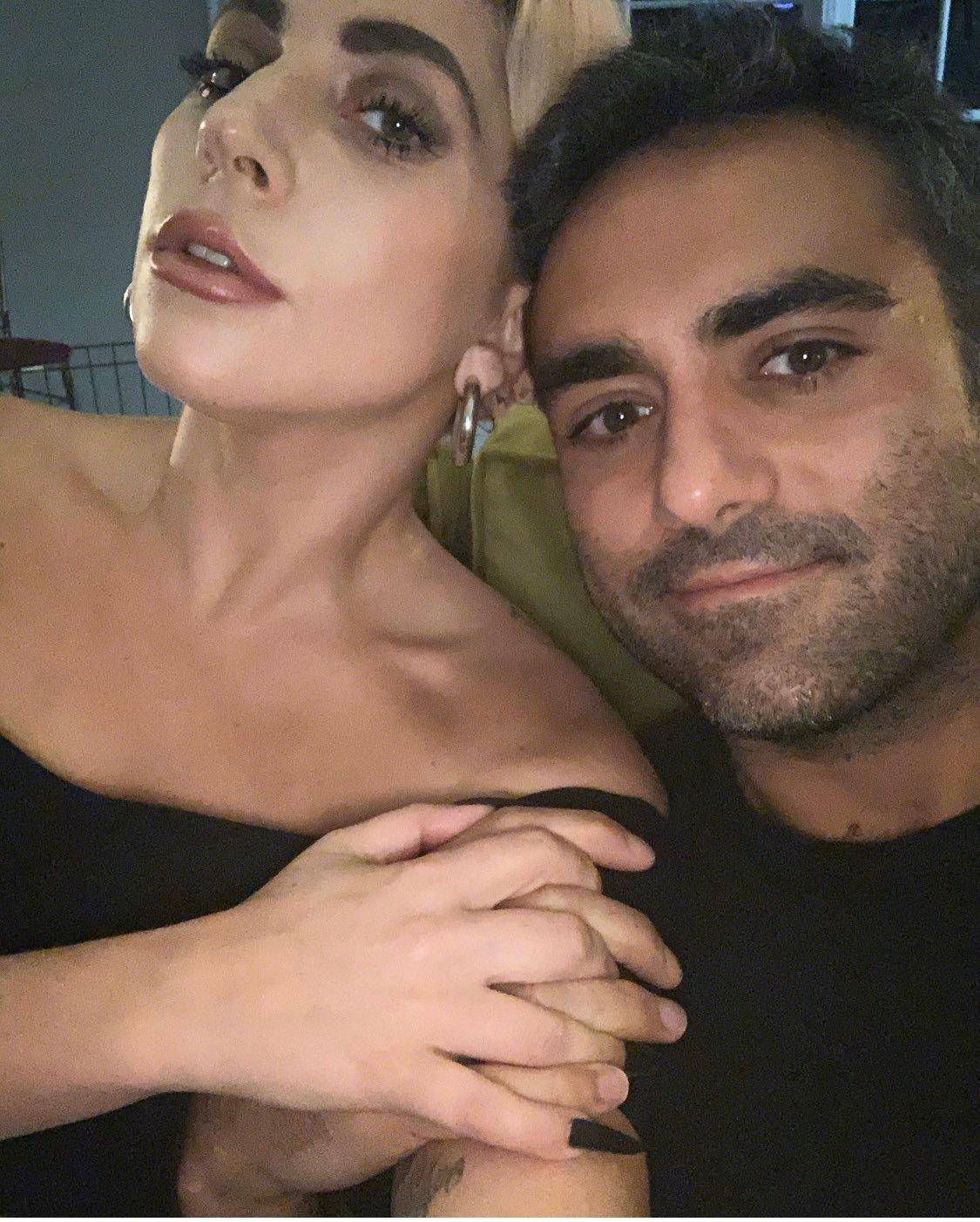 Lady Gaga:Lady Gaga变身宅女在家隔离6天,玩游戏打纸牌,还与男友甜蜜放闪