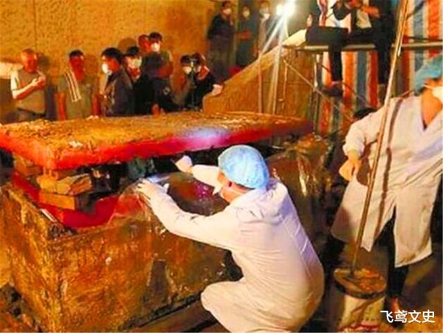 |女子难产昏厥，被误认为已死下葬，200年后棺内惨状让人过目不忘