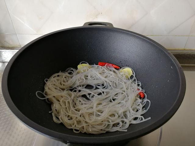 「脾胃」这菜是“推粪机”，隔三差五吃，口臭没了排出黑宿便，肠道变干净