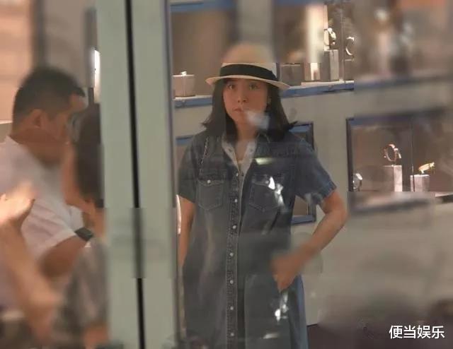 『甘比』香港女首富甘比今昔照片对比,天差地别,有钱还真的能改变面相?