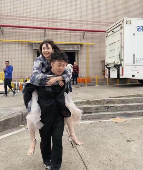 沈梦辰|沈梦辰杜海涛逛街被偶遇，杨迪自称是两人恋情绊脚石，已备婚礼节目