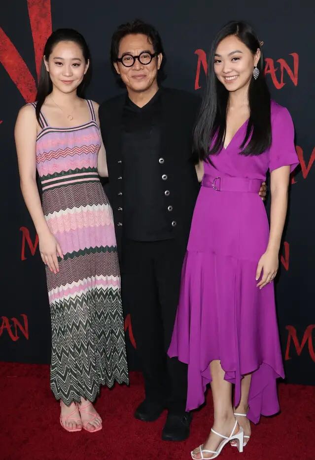 「李连杰」好久不见的李连杰携带着两位女儿现身《花木兰》首映红毯，精神很是不错