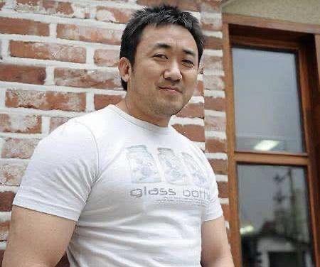 「马东锡」49岁马东锡“韩国唯一一个男人”，与32岁最美教师牵手，现状如何