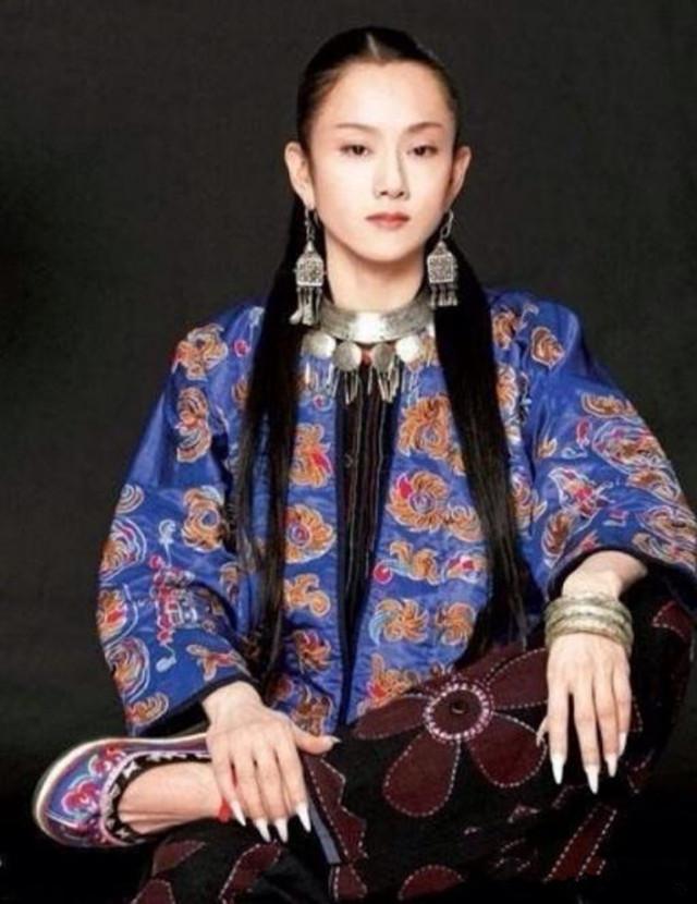 杨丽萍|62岁杨丽萍大变样！如今剪了指甲拄拐杖出行，生活全靠男助理伺候