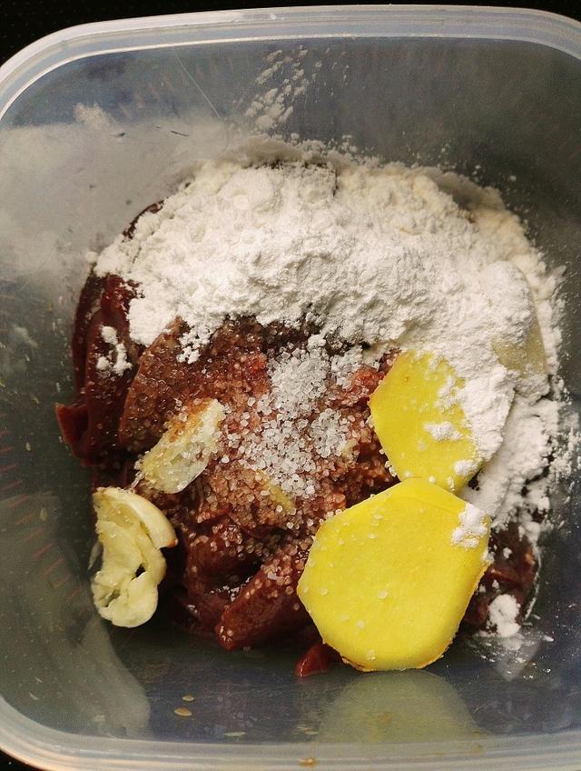 洋葱@?餐馆的猪肝嫩滑爽口，原来是有秘诀，提前这样处理，猪肝不嫩都难