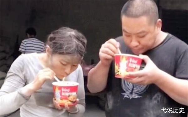 弋说历史|“水泥妹”骗局被揭穿后，老公和她离婚，现状既讽刺又可笑