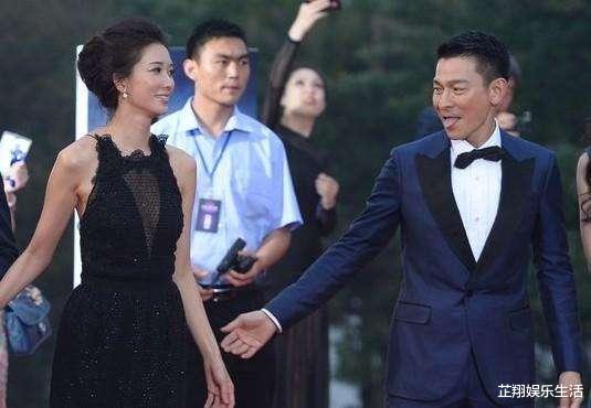 [刘德华]刘德华和谁合影都是微笑，唯独在她面前，连“天王的形象”都不顾