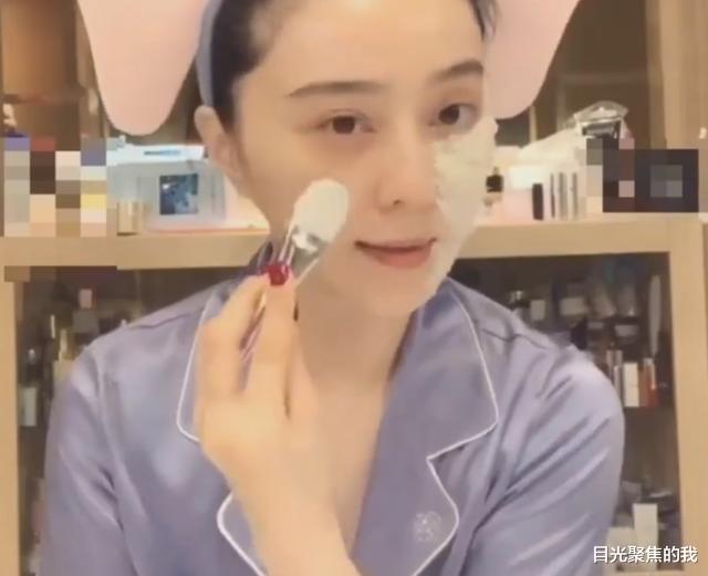『护肤』范冰冰梳妆台前护肤，却被身后化妆柜抢镜，有钱人的乐趣我不懂