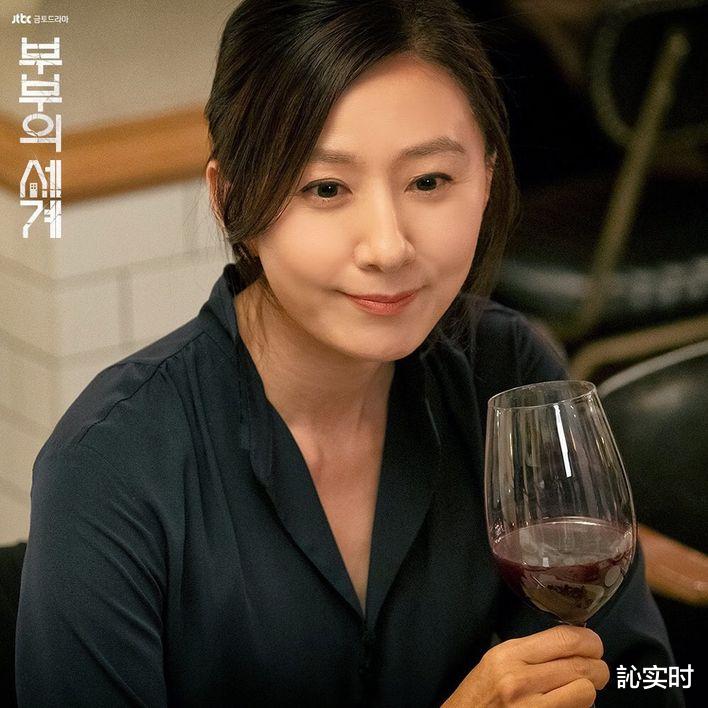 金喜爱▲《夫妻的世界》52岁金喜爱现实是有钱太太，老公被称韩国「比尔·盖茨」