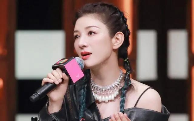 小燕子|两代“小燕子”尴尬同框，一个台上做导师，一个40+在台下难出头