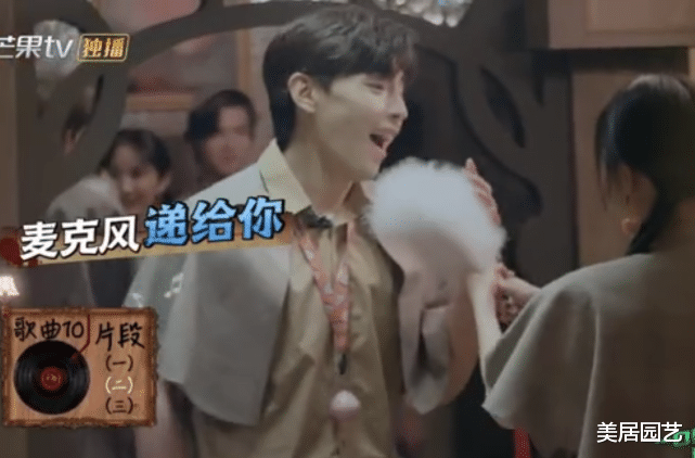 杨幂|有一种“手势”叫杨幂拿扇子，别人都是握住扇柄她却不一样，白浅回来了