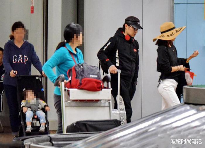 穿衣搭配@章子怡携家人走机场，穿黑衣白裤配红唇太霸气，汪峰在身后像保镖