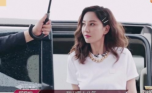 郑希怡|郑希怡才是《浪姐》最敢的女星,张雨绮王丽坤强行换座,谁注意到她的表情?