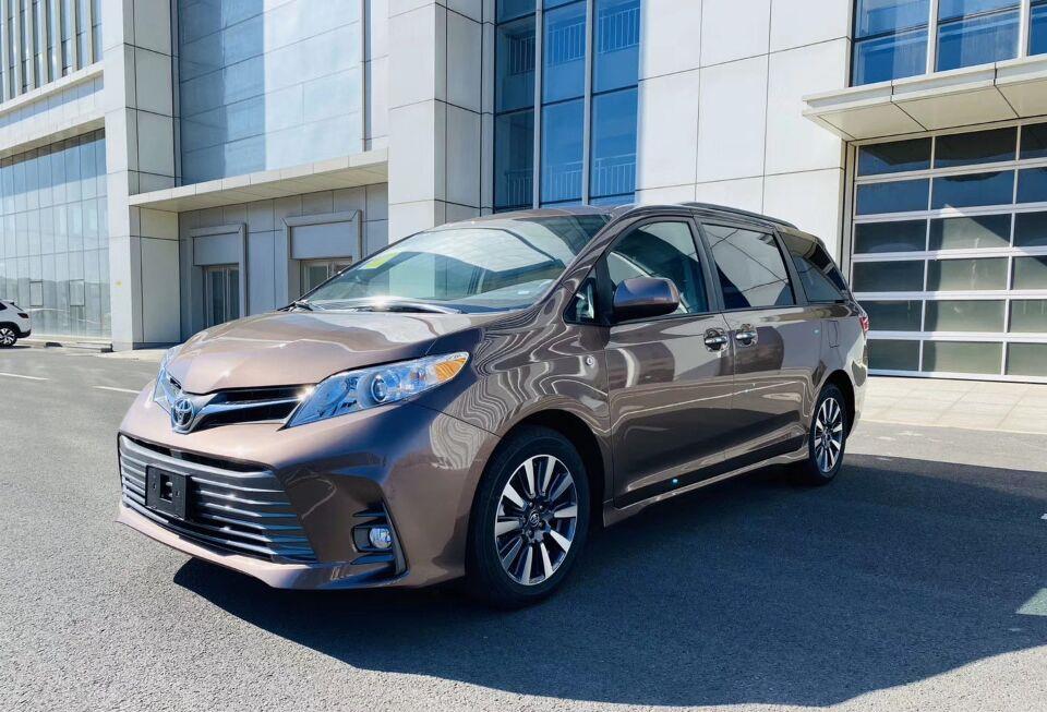 【丰田塞纳】丰田塞纳7座MPV：全景天窗+凯美瑞平台，国产后比奥德赛还要香？