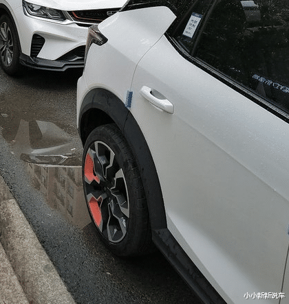 SUV▲全新吉利领克06现身，白色涂装很大气，轴距2640mm，配三缸发动机