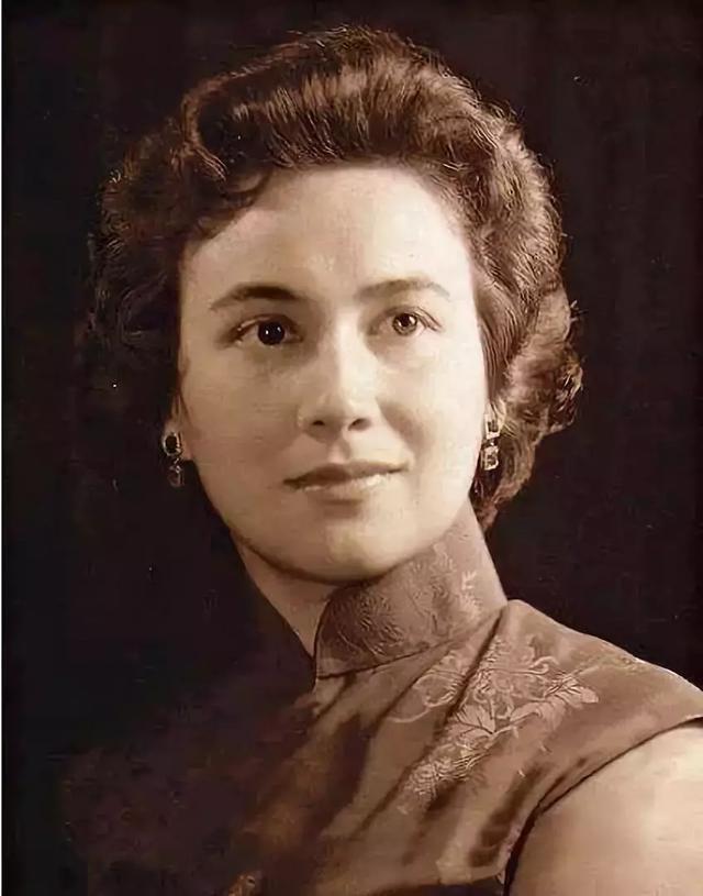 「赌王」98岁赌王被传病危，二太太两个女儿率先回应，家族地位果然不一样