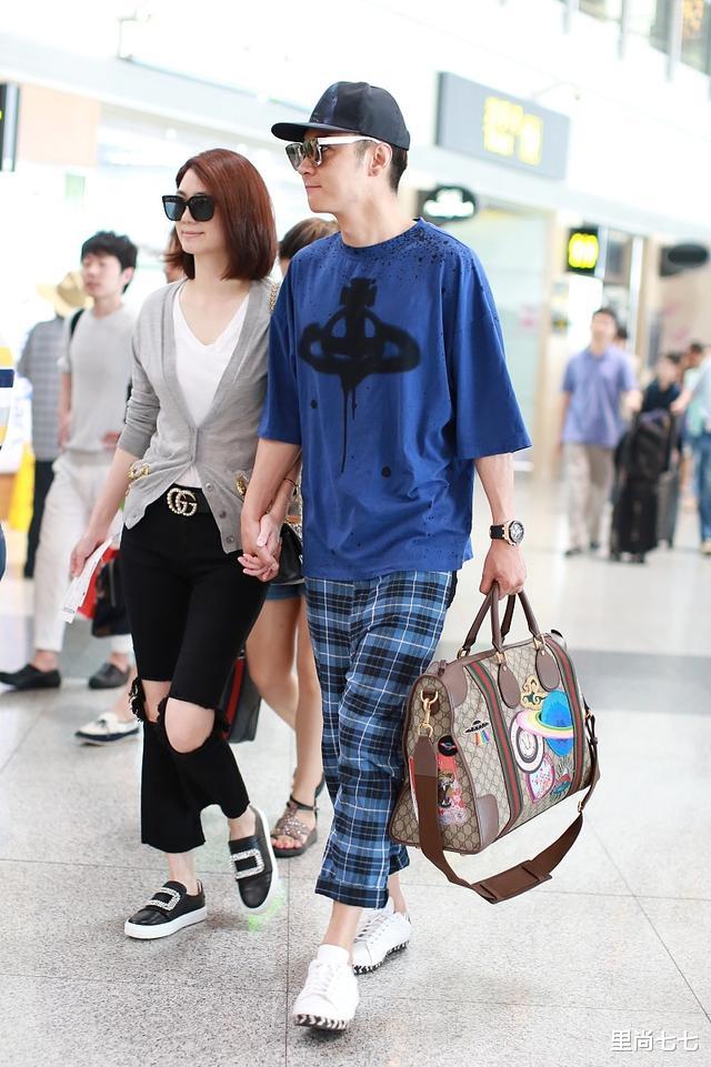 洪欣：洪欣携夫走机场，3千腰带配3350鞋超豪，小9岁张丹峰拎3w包更拉风