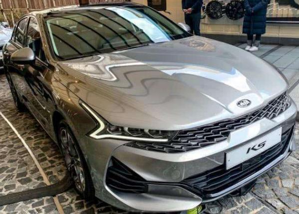 「起亚K5」不给凯美瑞留面子！中型车轿车才14万，比宝马3系还漂亮，值了