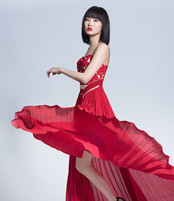 黄龄|黄龄音乐会不慎摔伤，连连道歉并坚持把歌唱完，网友心疼龄龄子