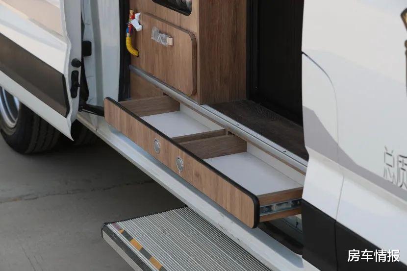 房车:这款V90房车性价比超高!加长轴后双胎2.0T发动机,售价不到23万