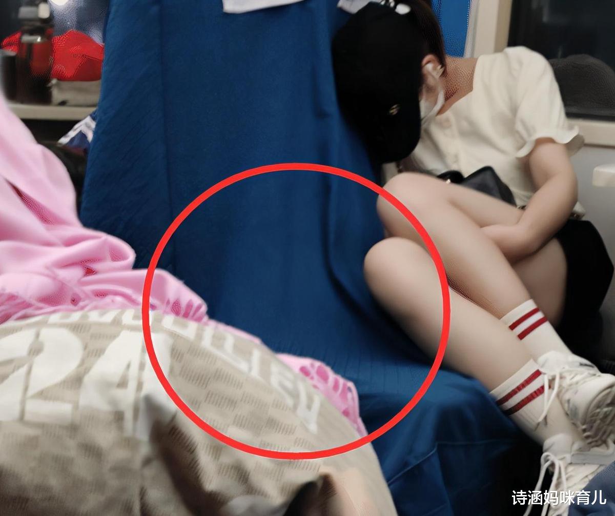 |这气温得多低，才能让水瞬间结冰啊，喝口水真的是太难了。