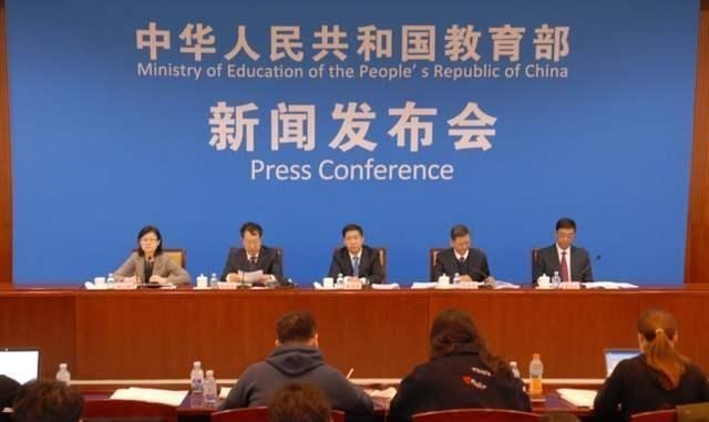 教师|教师年底“涨工资”，老师情绪仍是低落，网友评论一针见血