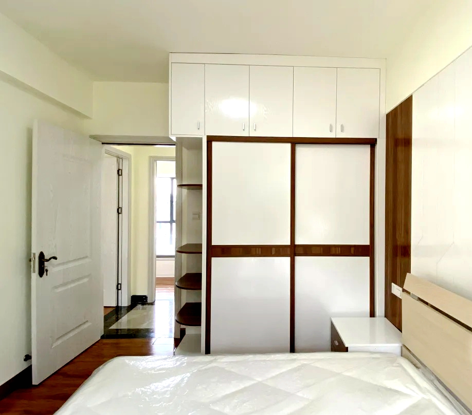 设计师|119平的三房两厅实装案例,全屋家具胡桃木配白色系,简直美哭了