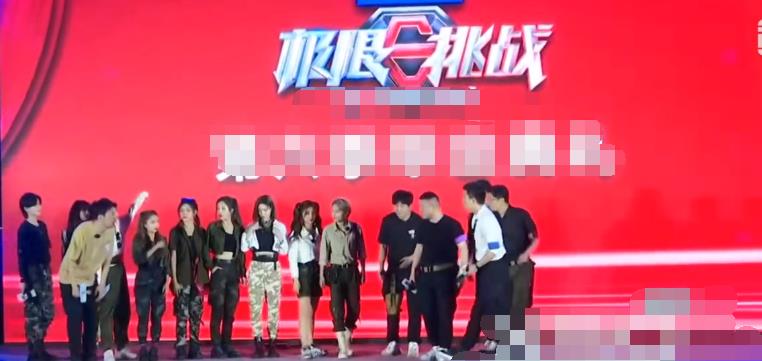 #主持人#娱乐圈史上最乱发布会：主持人讲话没人听，嘉宾集体抢C位，MC一脸无语