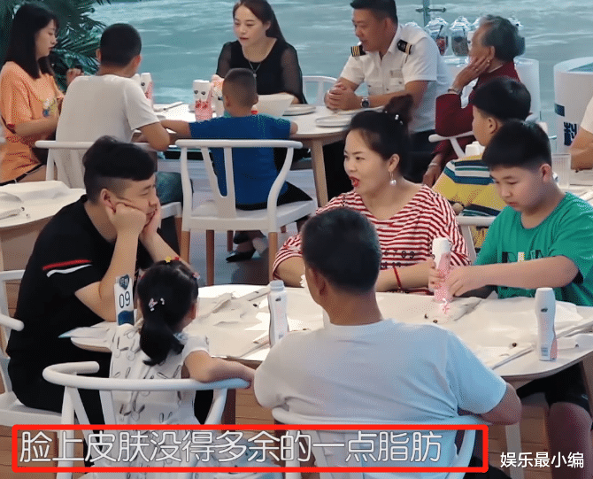 赵丽颖|顾客夸赵丽颖颜值，直言脸只有杯子那么大？男顾客说的话却好真实