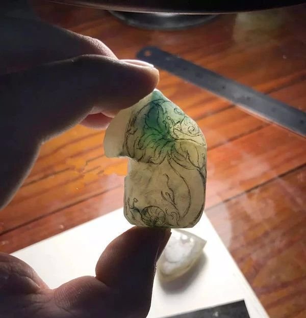 「葫芦」夜市一万二入手的原石,切开后心都凉了,看玉雕师死马当作活马医