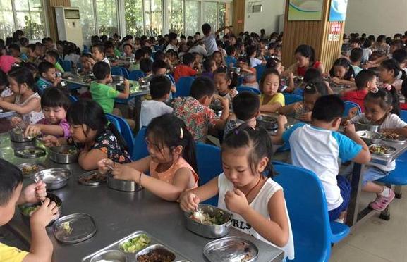 [桂林]10岁学生校内吃馒头噎住，送医后死亡，家长怒了：老师为什么不救