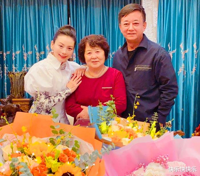 『朱军』朱军现身钓鱼场，轻松上鱼、技法娴熟，网友：这水真黑！