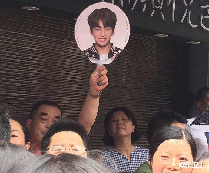 『王一博』如何接高考完的追星女孩？王一博李易峰出圈，现场曝光路人对粉丝超羡慕