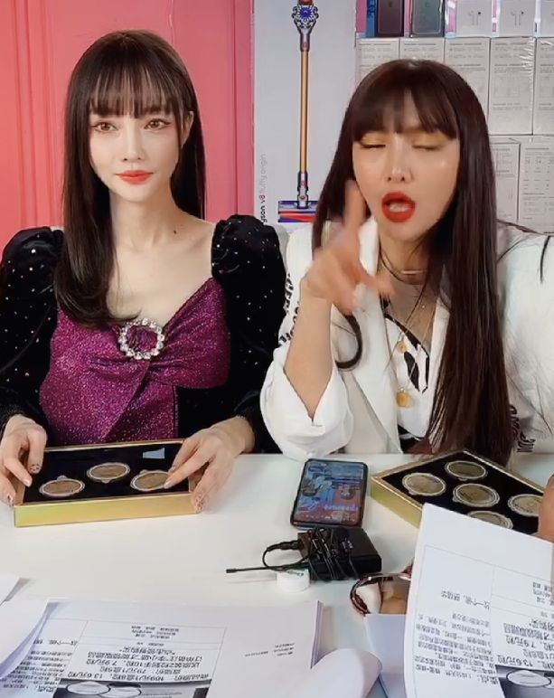 「李小璐」李小璐“浓妆”开播,自信关掉10级美颜后,粉丝:还是你吗?