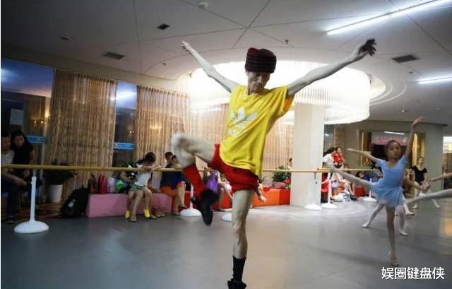 杨丽萍|杨丽萍男徒：年入百万却活成巨婴，靠学生家长照料，至今无人敢嫁