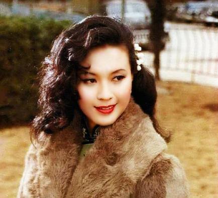 屠洪刚■宁愿与丈夫离婚，也要嫁给小10岁屠洪刚的方舒，如今怎么样了？