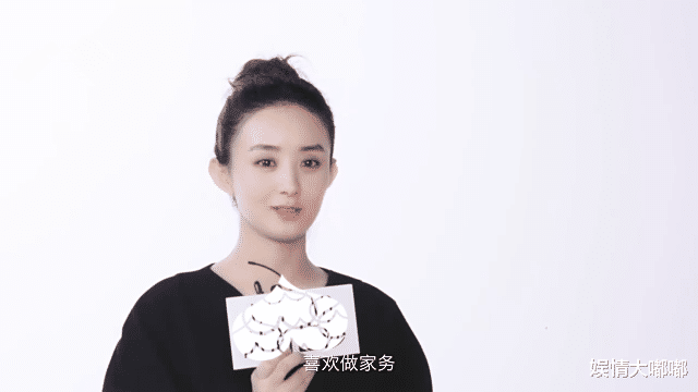 赵丽颖■赵丽颖尝试新风格，机场秀蛮腰，老公贴心相伴，爱在小桥流水间