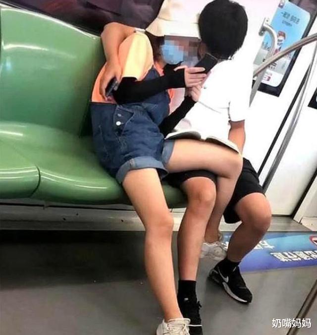 00后|00后小情侣地铁现“不雅”行为,背后的性教育,父母要反思