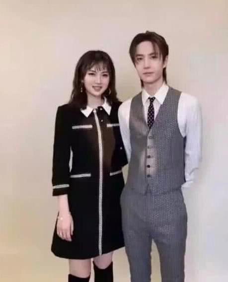 任正非■华为掌门任正非小女儿火了，穿\液体裙\太A了，网友：这气场太强