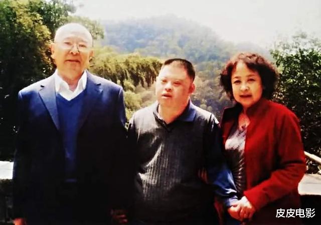 邓颖超|因演的太像周恩来总理，邓颖超观影时身体前倾，观众涕泪横流