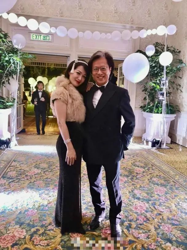 陈少霞：陈少霞也太没阔太样了，穿白裙显得好廉价，笑起来五官都扭曲了！