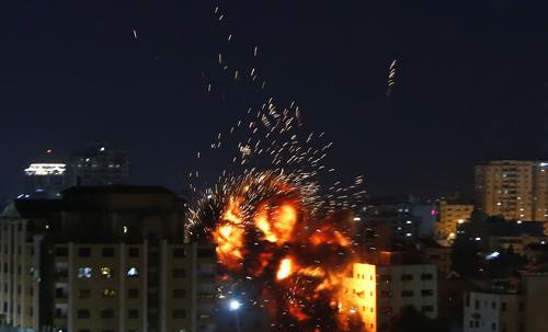 印度：50枚火箭弹倾盆落下，亚洲机场瞬间火光一片，40名士兵被直接炸翻