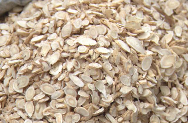 黄芪■黄芪跟它是“两口子”，每天泡水喝，给肾脏和肝脏“洗个澡”