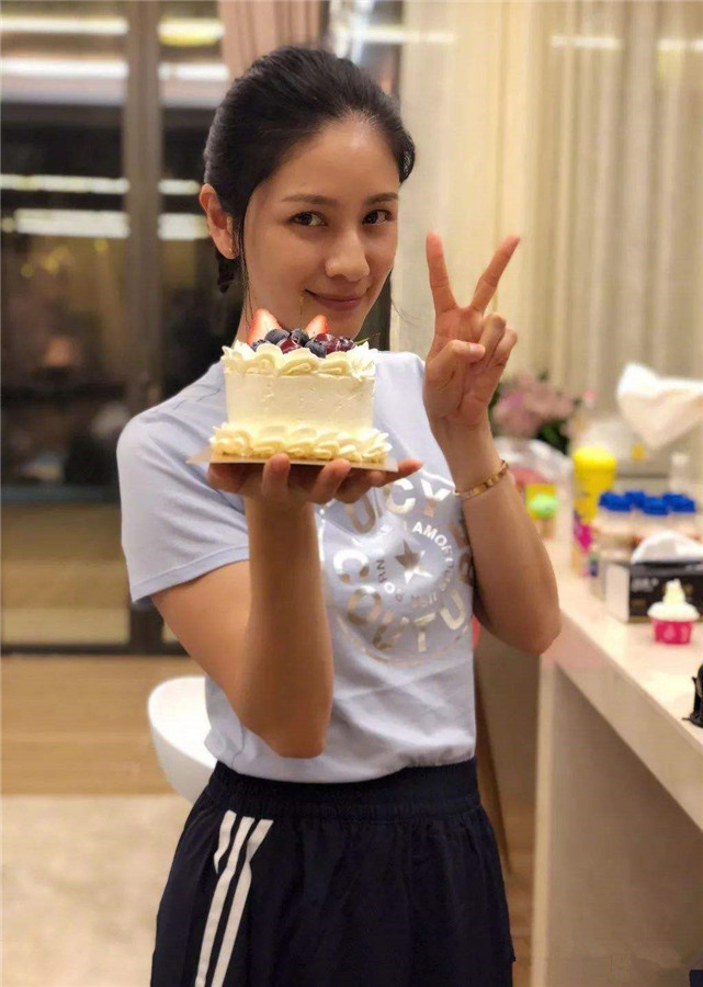 黄晓明|黄晓明的四任前女友，各个倾国倾城，最终却都输给了她！