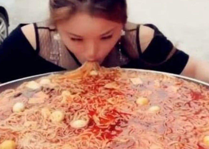 龙虾：网红吃播到底能多假？辣椒油是果汁，大龙虾是塑料，连人都是假的