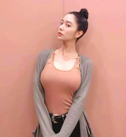 虎牙天命杯：虎牙天命杯举牌美女火了，明明什么都没露，却让人心猿意马