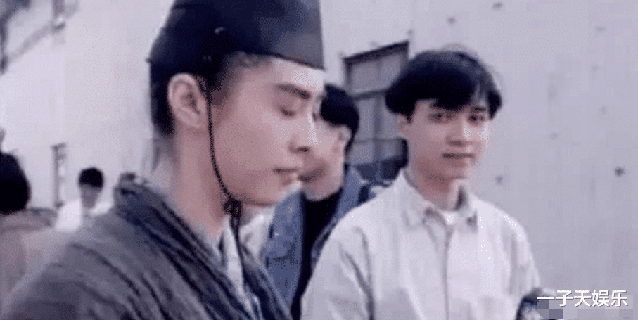 王祖贤：王祖贤当年有多风光？当年她身边的小记者，如今已成为巨星！