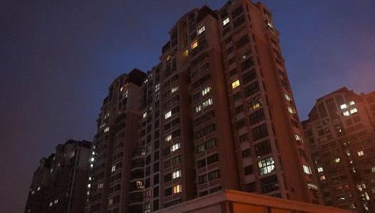 城里人穿得光鲜亮丽，却一身房贷，“供大于求”的房产该怎么办？